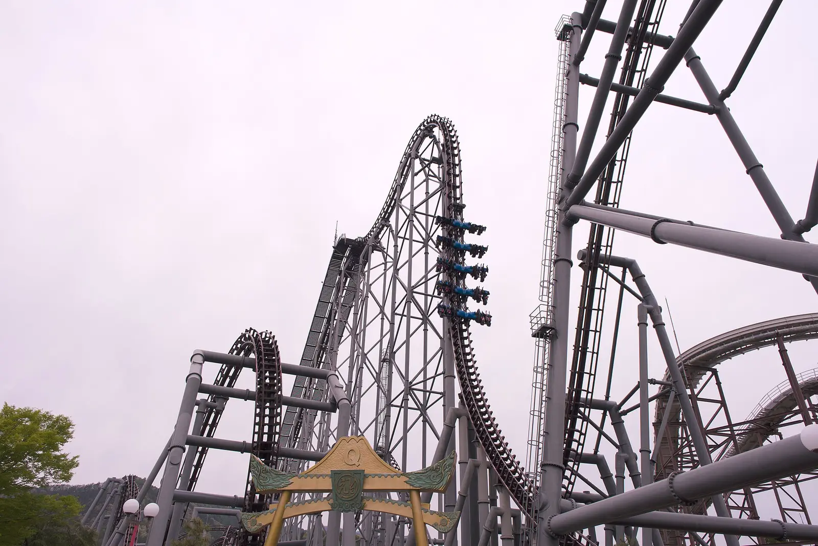 Eejanaika - 4th Dimension Hypercoaster